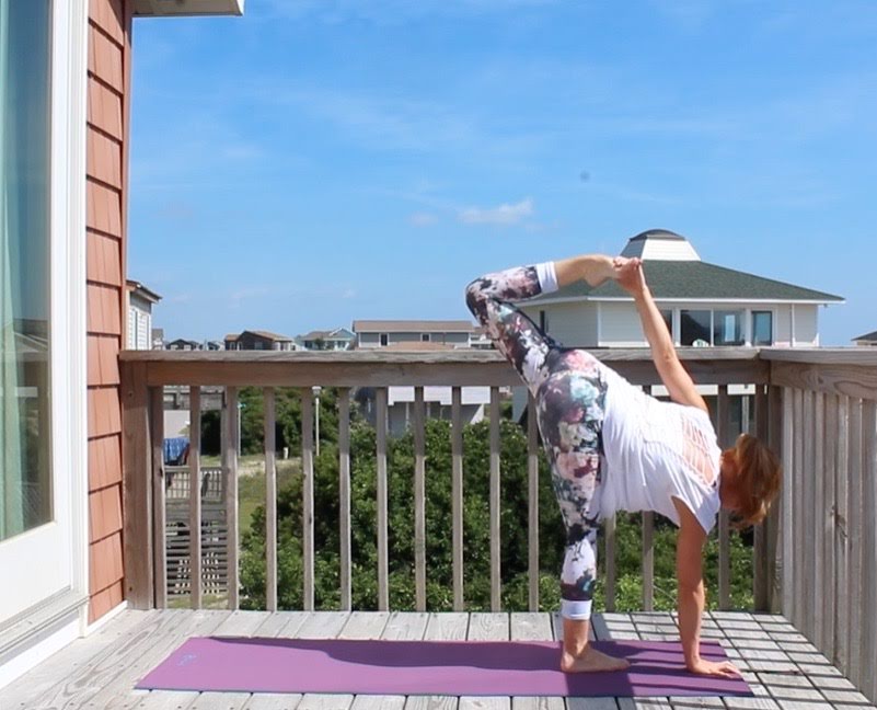 bind half moon yoga pose